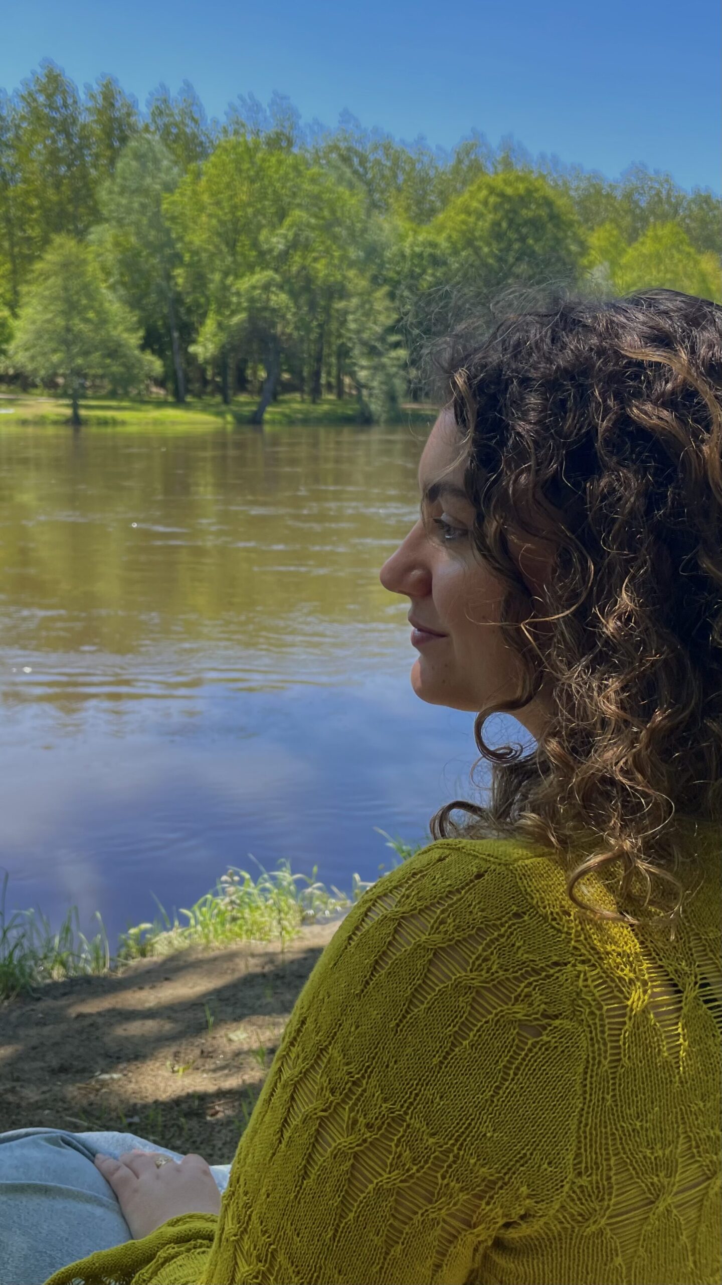 Photo de moi assise prés d'un lac